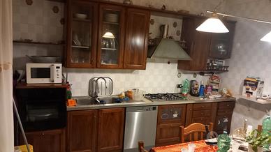 CUCINA COMPLETA. TAVOLO, SEDIE E ELETTRODOMESTICI!