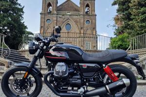 Moto Guzzi V7 Stone Special Edition 2023.