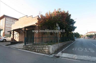 Garage e annessi con giardino a Sinalunga