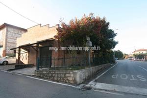 Garage e annessi con giardino a Sinalunga