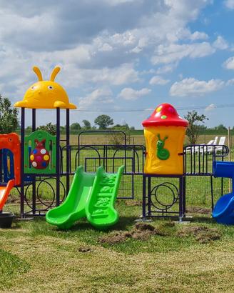 Playground da esterno usato per bambini