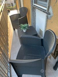 Set di tavolo e sedie