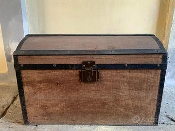 Baule vintage in legno e metallo