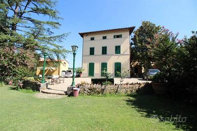 Villa di 700 m² con più di 5 locali a Bucine