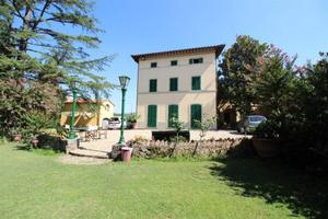 Villa di 700 m² con più di 5 locali a Bucine