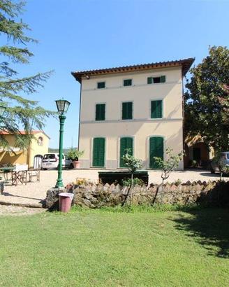 Villa di 700 m² con più di 5 locali a Bucine