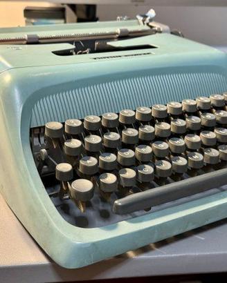 Macchina da scrivere Olivetti Studio 44