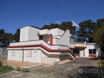 Villa a Noci, 17 locali