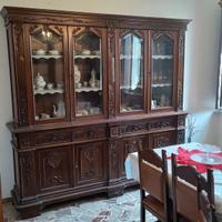 sala in legno lavorato..seggiole in pelle 