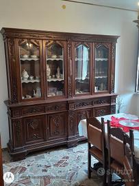 sala in legno lavorato..seggiole in pelle 