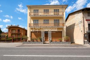 AMPIA VILLA PLURIFAMILIARE LIBERA SU QUATTRO LATI