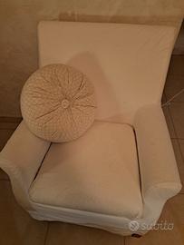 poltroncina in tessuto bianco