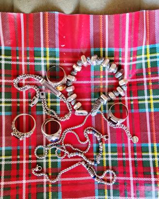 bracciali collana ed anelli 