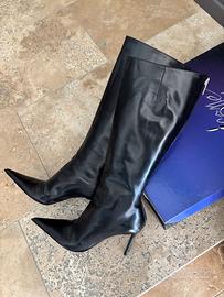 Elegante stivale alto con tacco a spillo