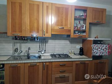 Cucina completa di tavolo sedie e frigorifero