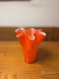 Vaso a fazzoletto in vetro colorato