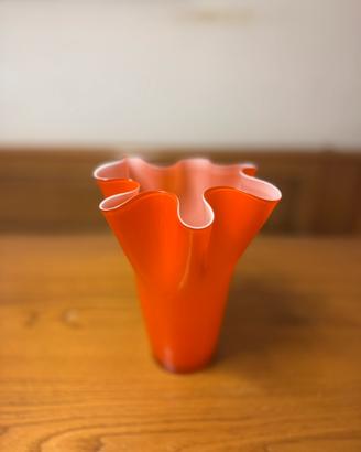 Vaso a fazzoletto in vetro colorato