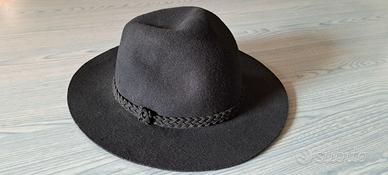 Cappello donna invernale in lana colore nero