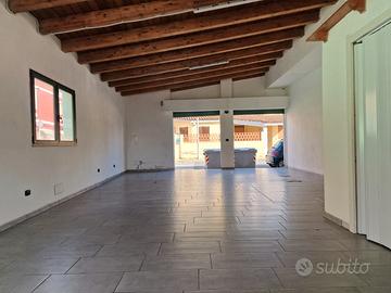 Ampio locale - ingresso paese