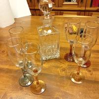 Set di calici e bottiglia in cristallo 