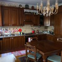 Cucina in legno con piano in granito rosa