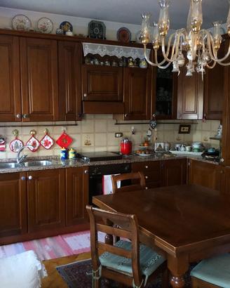 Cucina in legno con piano in granito rosa