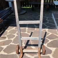Carrello in legno a due ruote antico