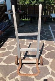 Carrello in legno a due ruote antico