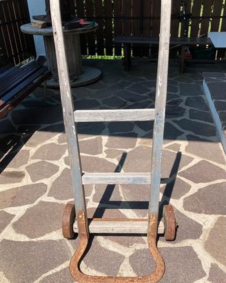 Carrello in legno a due ruote antico