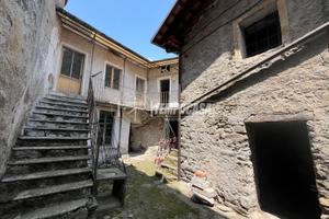 SEMINDIPENDENTE CON SPAZIO ESTERNO IN CENTRO