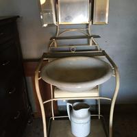 Antico lavabo con specchiera