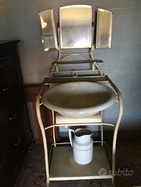 Antico lavabo con specchiera