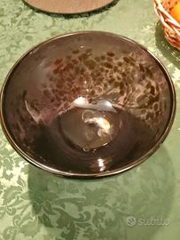 Vaso con foglie dorate