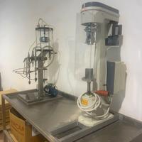 Riempitrice e tappatore olio