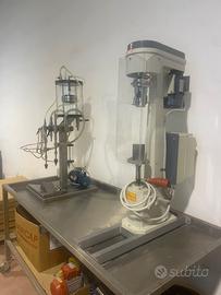 Riempitrice e tappatore olio