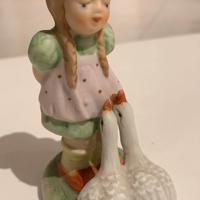 Statuetta in porcellana marchio N