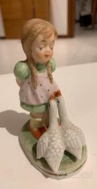 Statuetta in porcellana marchio N