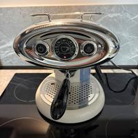 Macchina del caffe illy