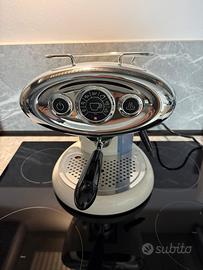 Macchina del caffe illy