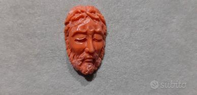 Cristo in corallo scolpito a mano