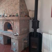 stufa a legna con tubi e protezione calore