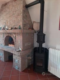 stufa a legna con tubi e protezione calore