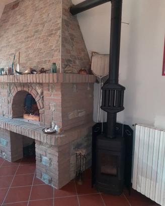 stufa a legna con tubi e protezione calore