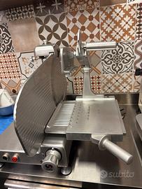 Affettatrice per salumi 