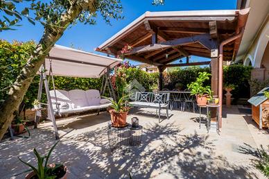 VILLA A SCHIERA A MENTANA