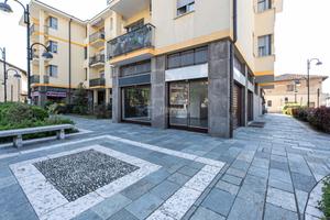 Negozio a Solaro Via Borromeo D'Adda 1 locali
