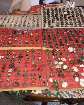collane, anelli, orologi e orecchini
