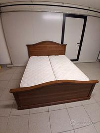 Letto matrimoniale160×200 con2materassi e2comodini