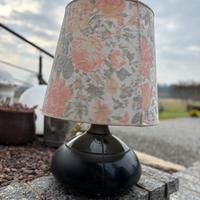 Lampada da tavolo vintage con paralume floreale