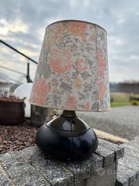 Lampada da tavolo vintage con paralume floreale
